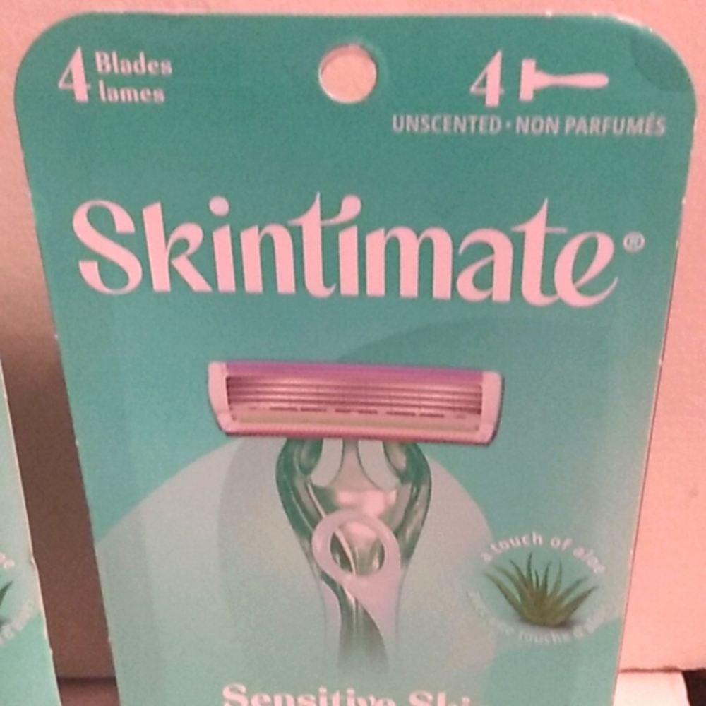 Skintimate Ladies sensitive skin 4ct Razors. 2 packs - Picture 2 of 4